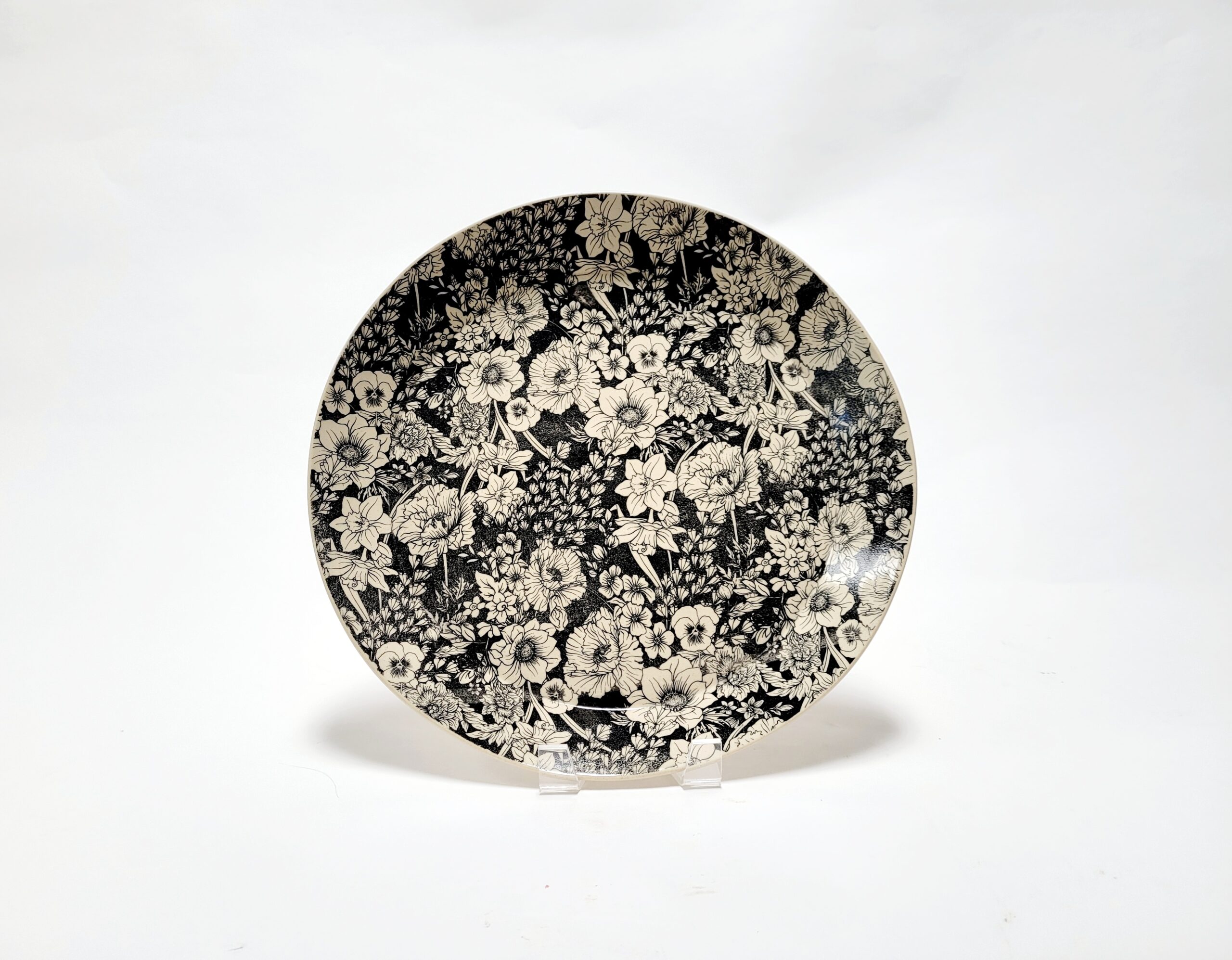 Round Platter (XL) with Black Daffodil – Ella Levinson Ceramics